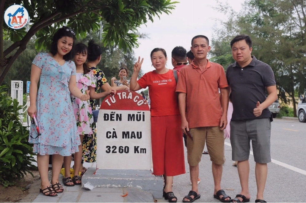Các gian hàng đa dạng tại chợ Móng Cái