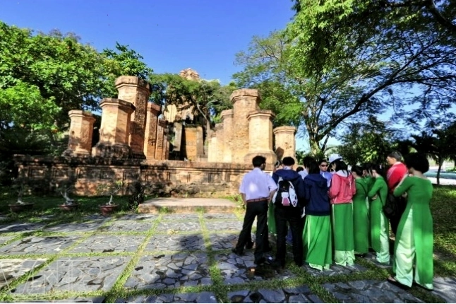 Các hàng cột đá tại Tháp Bà Ponagar