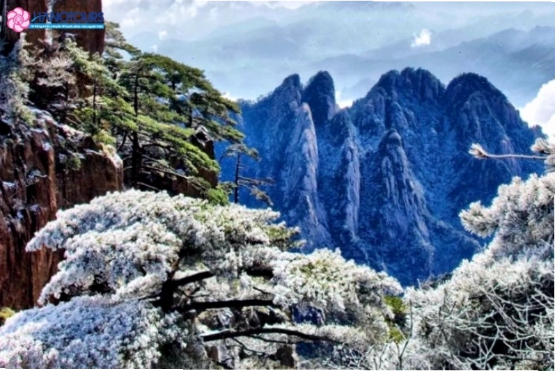 Các khối đá với hình thù kỳ thú trên núi Hoàng Sơn