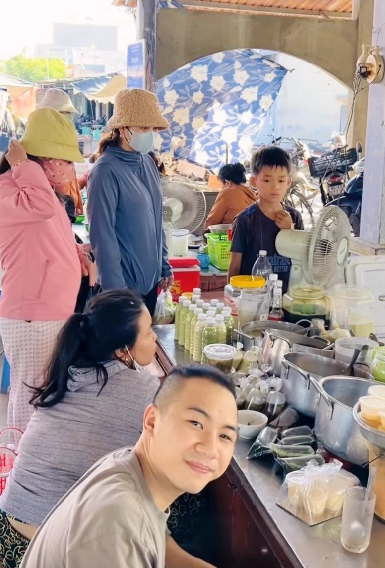 Các mặt hàng tiêu dùng đa dạng tại Chợ Phương Cựu