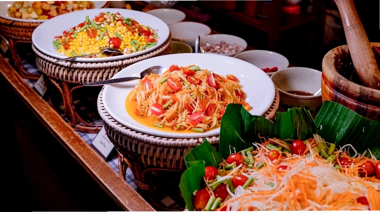 Các món hải sản tươi ngon và món ăn đặc trưng của Thái Lan được bày biện hấp dẫn