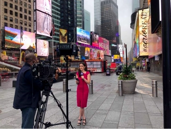 Các phóng viên bắt đầu chương trình Good morning New York tại Times Square