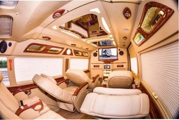 Các phương tiện di chuyển đến Tuần Châu phổ biến như xe khách, máy bay và xe máy