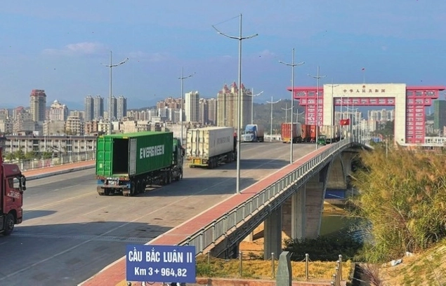 Các phương tiện qua lại cửa khẩu