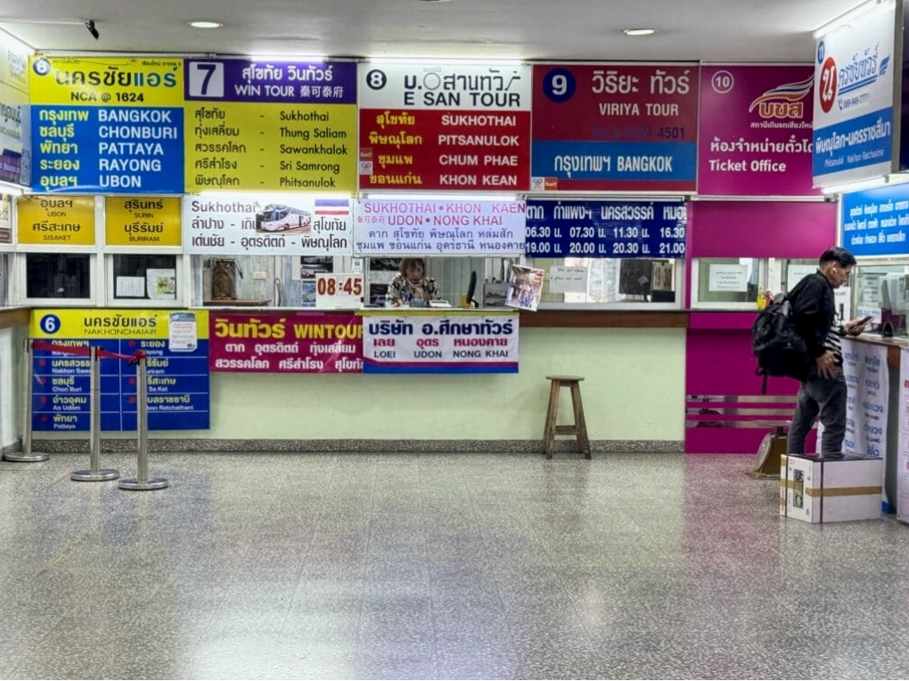 Các quầy bán vé với biển hiệu tiếng Thái và tiếng Anh tại Bến xe buýt Chiang Mai
