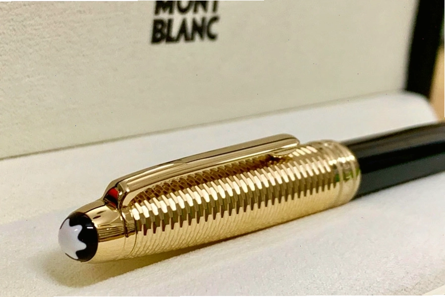Các sản phẩm Montblanc như bút và đồng hồ