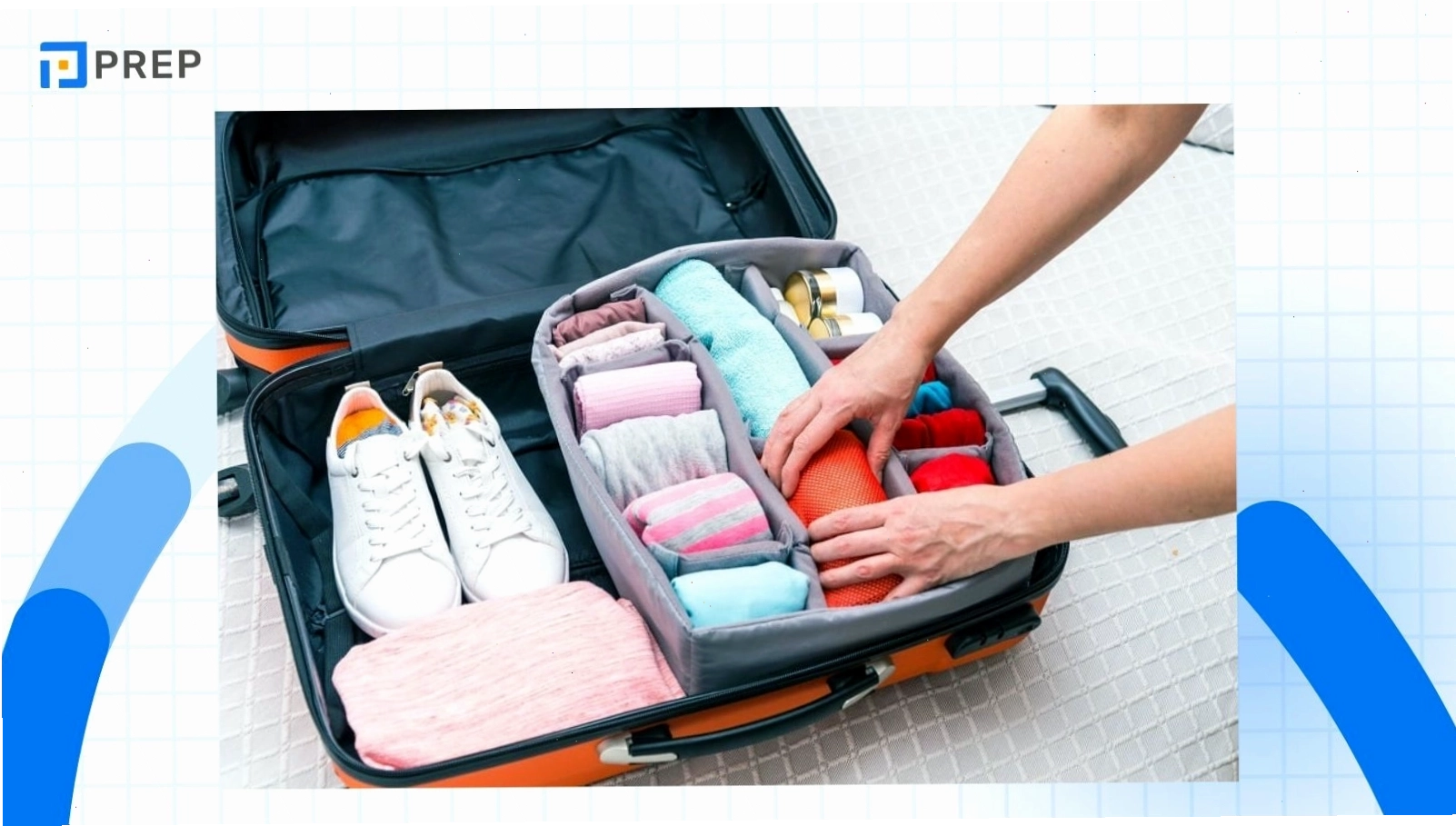 Cách cuộn quần áo gọn gàng để tiết kiệm không gian vali