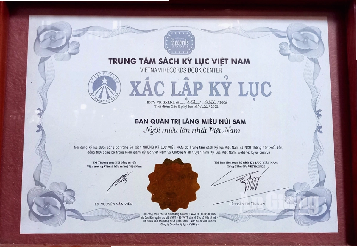 Cận cảnh bàn thờ Cậu và bàn thờ Cô bên cạnh tượng Bà