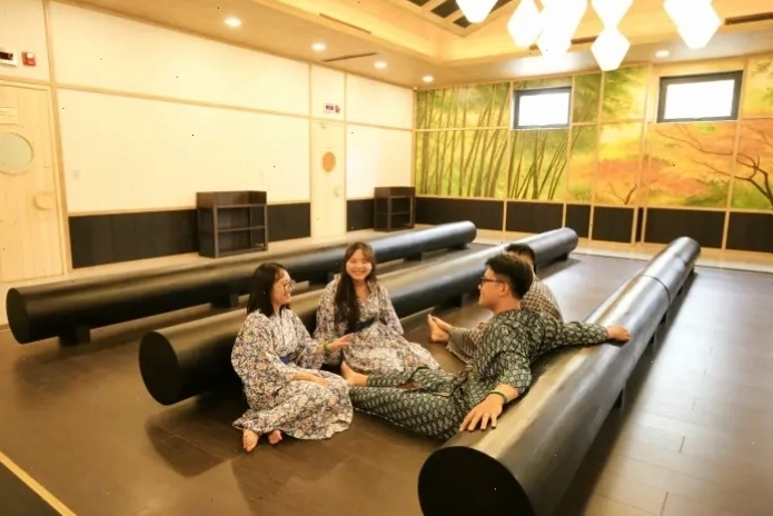 Cận cảnh các bể ngâm khoáng nóng với nhiều loại thảo dược.