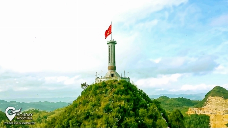 Cận cảnh chân cột cờ Lũng Cú với hoa văn trống đồng Đông Sơn