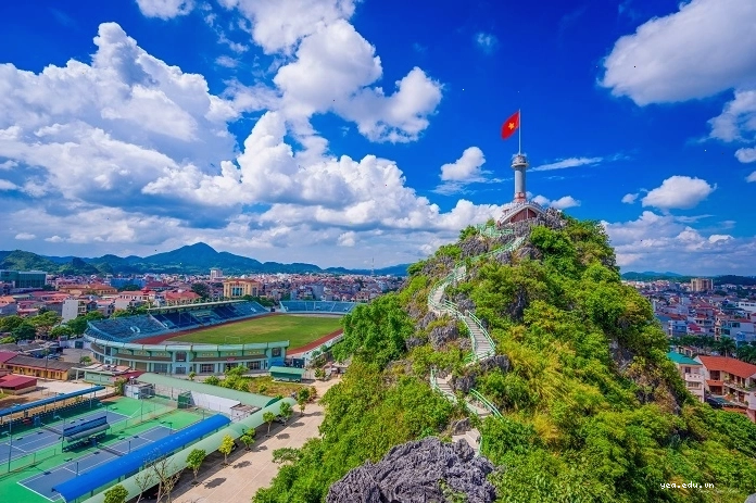 Cận cảnh Cột cờ Phai Vệ Lạng Sơn sừng sững giữa mây trời