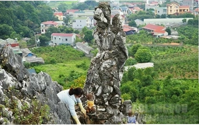 Cận cảnh khối đá Hòn Vọng Phu tại Bình Định với hình dáng rõ nét người mẹ bồng con