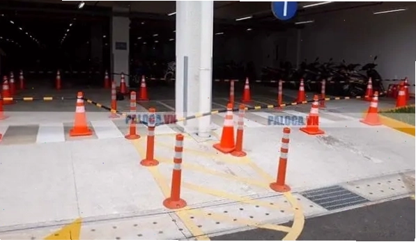 Cận cảnh lớp decal phản quang trên cọc tiêu giao thông