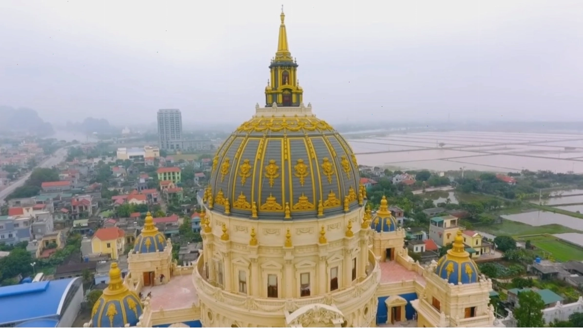 Cận cảnh mái vòm phức tạp tạo điểm nhấn cho dinh thự Umaid Bhawan