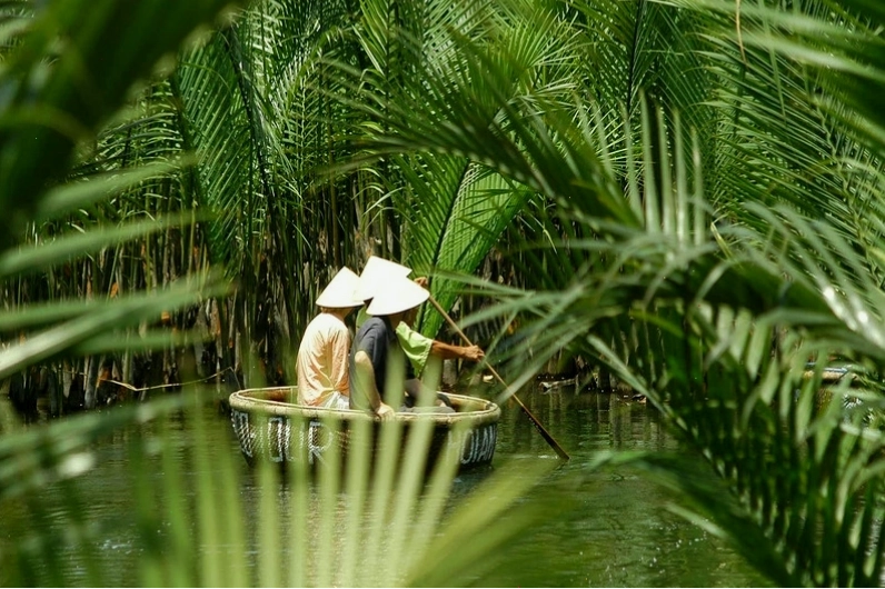 Cận cảnh một chiếc thuyền thúng chở khách tham quan