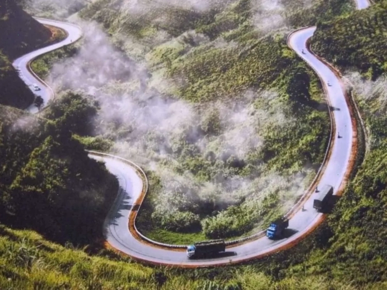 Cận cảnh một khúc cua tay áo nguy hiểm trên dốc 9 khoanh