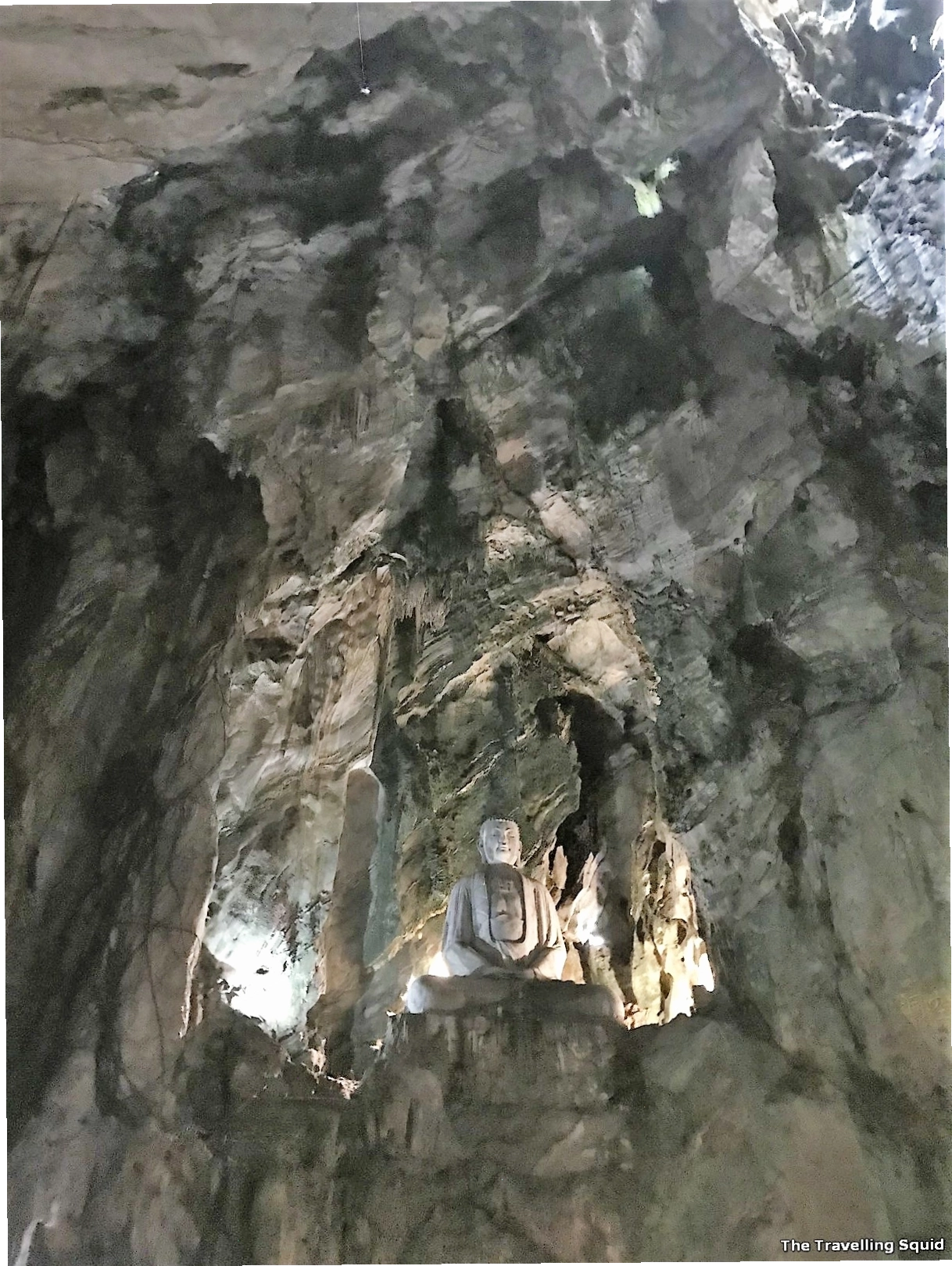 Cận cảnh một ngôi chùa nhỏ được xây dựng trong hang động đá tại Marble Mountains