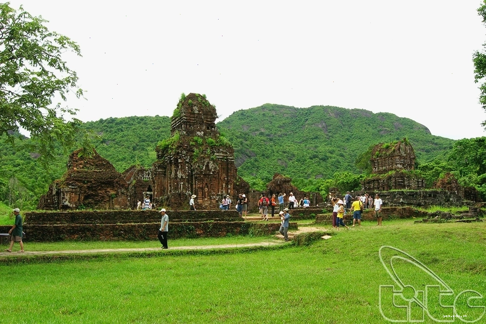 Cận cảnh một ngôi đền cổ nằm giữa khung cảnh thiên nhiên hùng vĩ của Tràng An