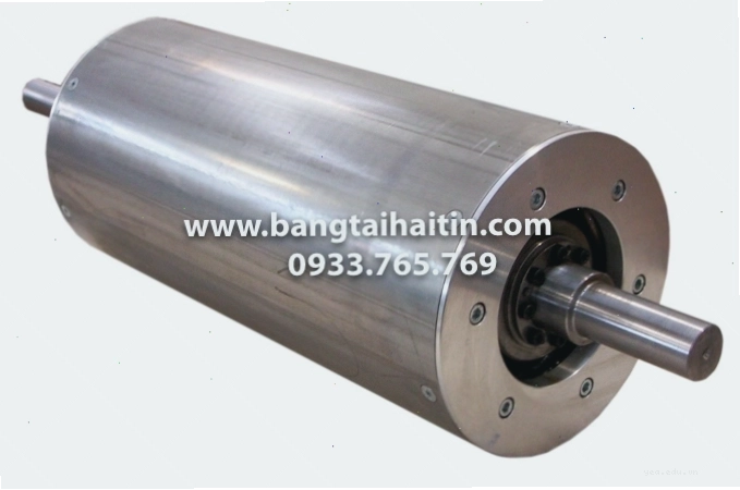 Cận cảnh một ru lô băng tải với kích thước lớn và cấu tạo chắc chắn