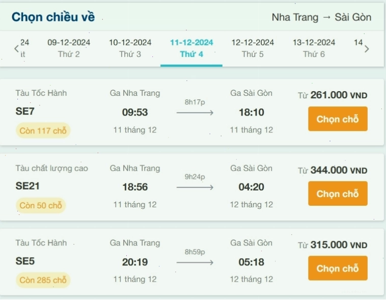 Cận cảnh một tiệm hớt tóc có dấu hiệu hoạt động nhạy cảm, với các cô gái ăn mặc gợi cảm chờ khách.