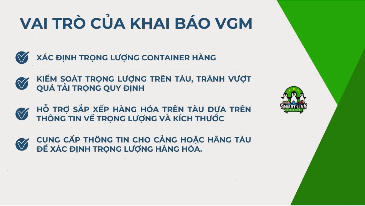 Cận cảnh tàu container đang xếp dỡ hàng hóa