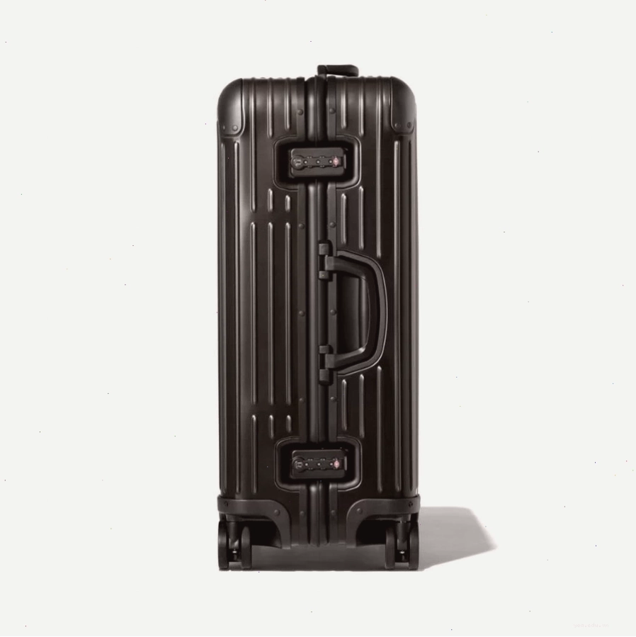 Cận cảnh tay cầm kéo của vali Rimowa Original Check-In