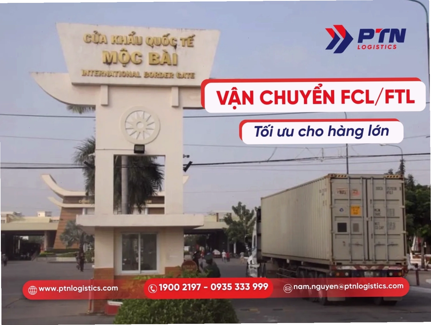 Cần cẩu đang bốc dỡ hàng hóa lên xe tải để vận chuyển qua cửa khẩu Bavet