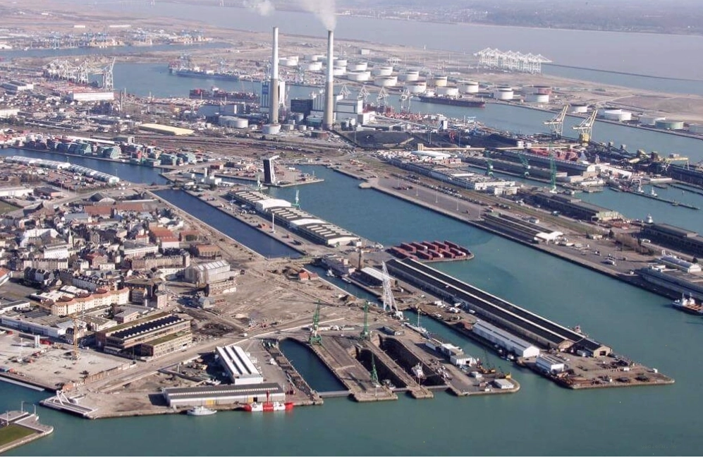 Cảng Le Havre, Pháp, nơi tiếp nhận nhiều loại hàng hóa từ khắp nơi trên thế giới