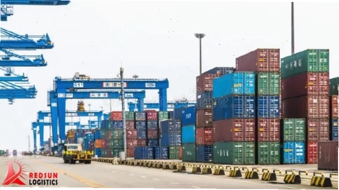 Cảng Thiên Tân, Trung Quốc nhìn từ trên cao với các cần cẩu xếp dỡ container