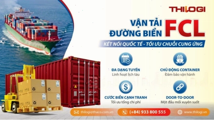 Cảng trung chuyển sầm uất với nhiều cần cẩu và tàu bè