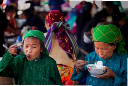 Cảnh ăn sáng tại một khu chợ vùng cao