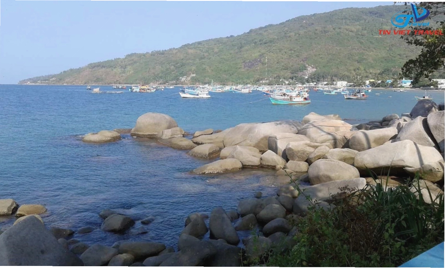 Cảnh biển Hòn Sơn nhìn từ tàu