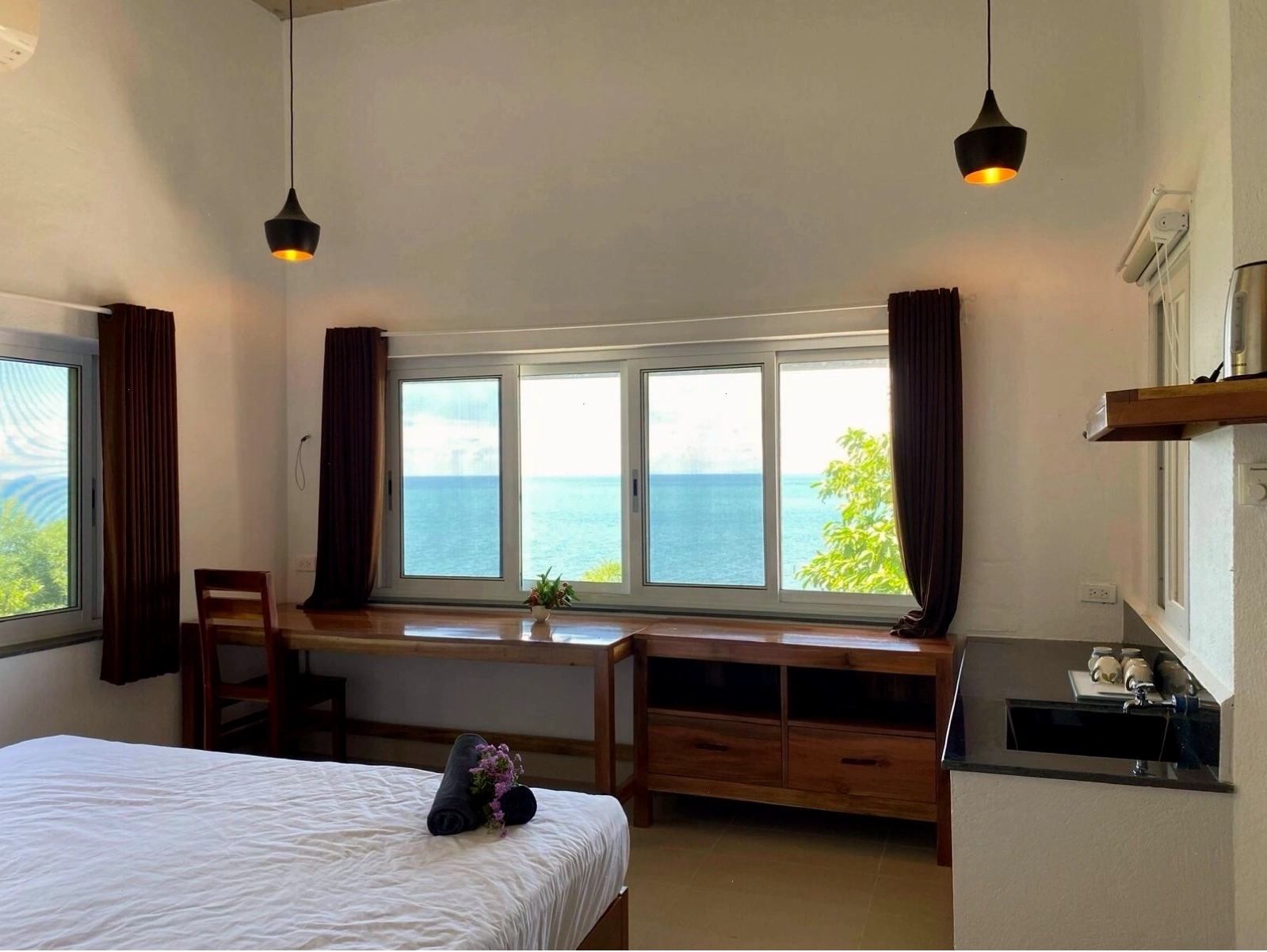 Cảnh biển trong xanh nhìn từ xa tại đảo Hòn Sơn