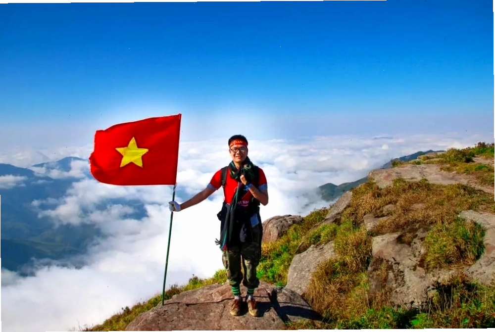 Cảnh bình minh rực rỡ trên biển mây tại bản Pa Phách Mộc Châu