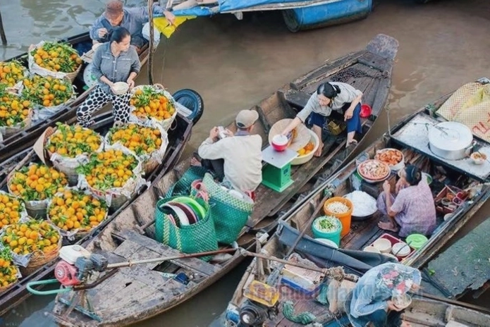 Cảnh buôn bán nhộn nhịp trên một khu chợ nổi miền Tây