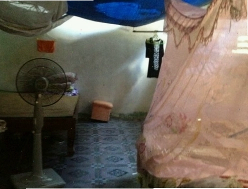 Cảnh các cô gái đứng chờ khách tại các quán cà phê trá hình