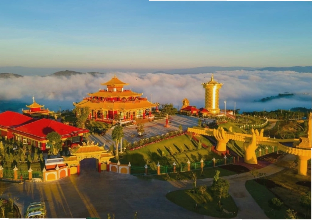 Cảnh chùa ngày Tết