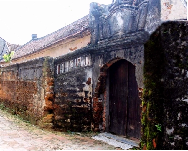 Cánh cổng cổ kính nhuốm màu thời gian tại làng Yên Trường