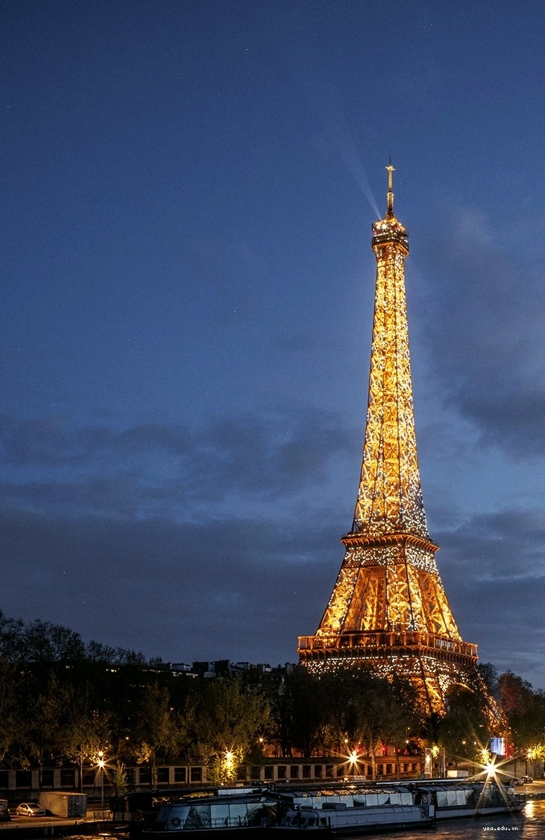 Cảnh đêm lung linh của Tháp Eiffel nhìn từ dưới lên
