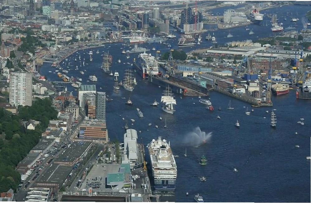 Cảnh đêm sôi động tại khu Reeperbahn, Hamburg