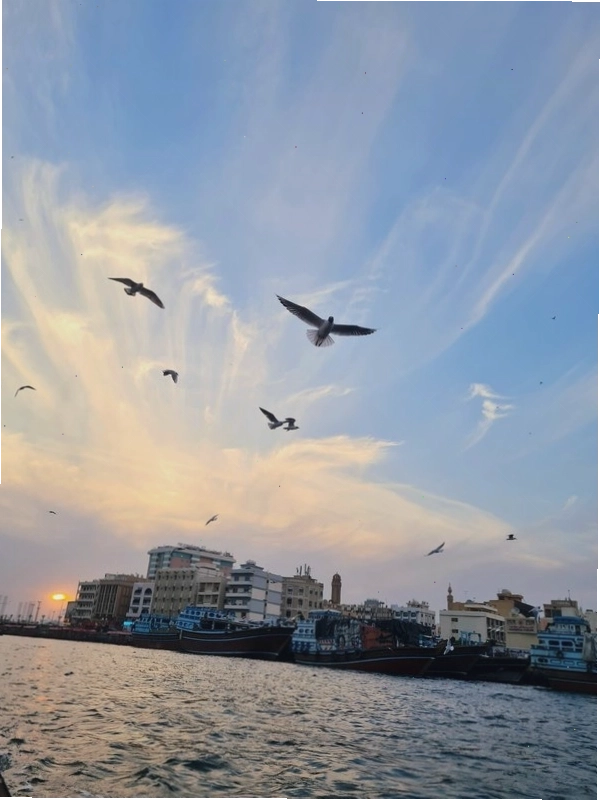 Cảnh đẹp tại Dubai Creek, quận cổ Deira với những con thuyền truyền thống