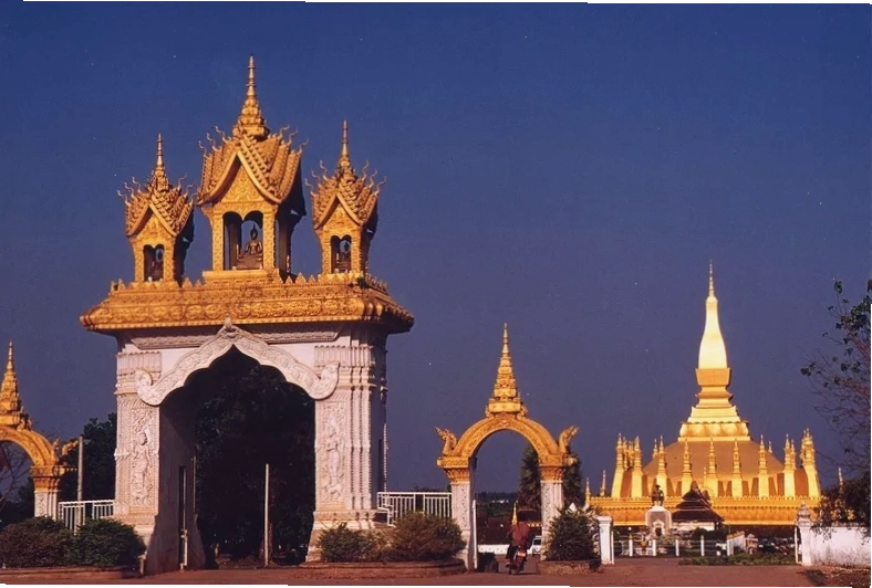 Cảnh đẹp Thạt Luổng nhìn từ xa, nổi bật giữa bầu trời xanh