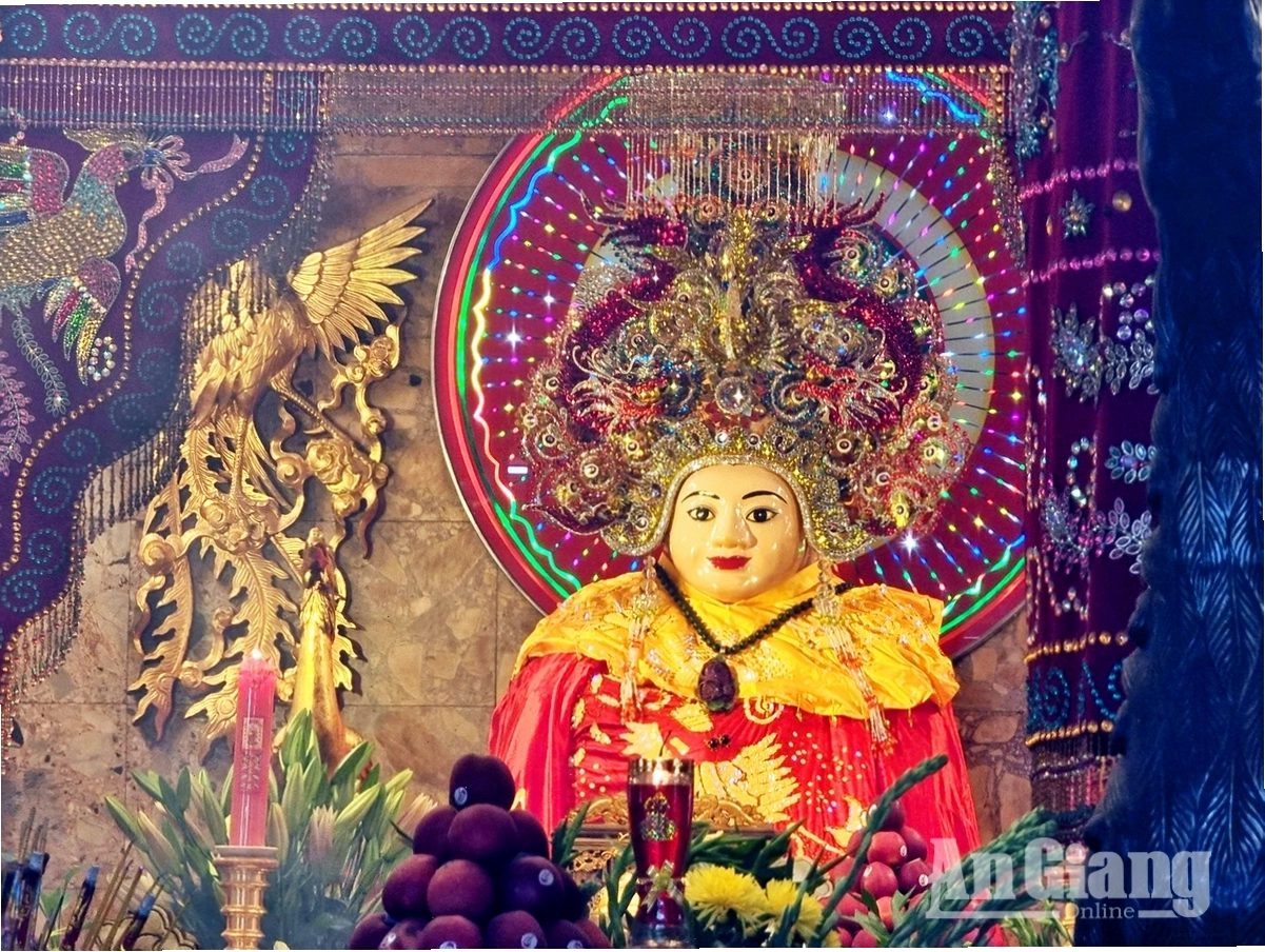Cảnh đông đúc du khách hành hương trong Lễ hội Vía Bà Chúa Xứ