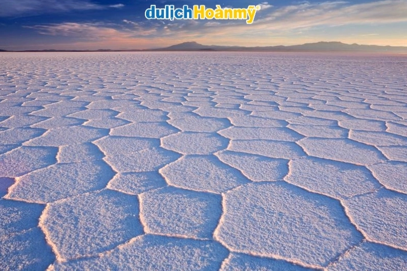 Cánh đồng muối Salar de Uyuni phản chiếu bầu trời tạo hiệu ứng gương ảo diệu