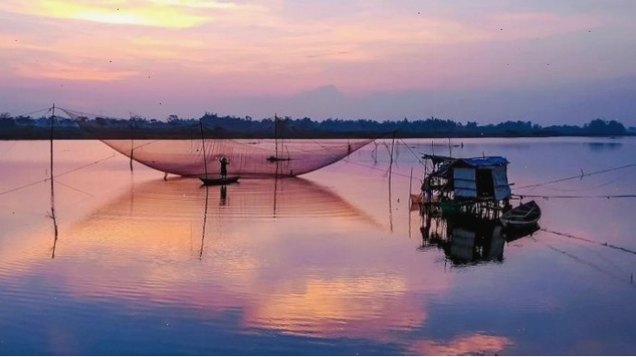 Cảnh dòng sông quê em với bến đò nhộn nhịp