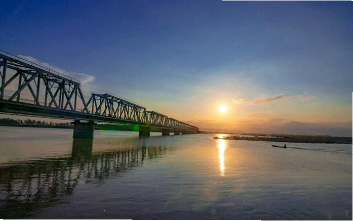 Cảnh dòng sông quê hương thơ mộng vào buổi sớm mai