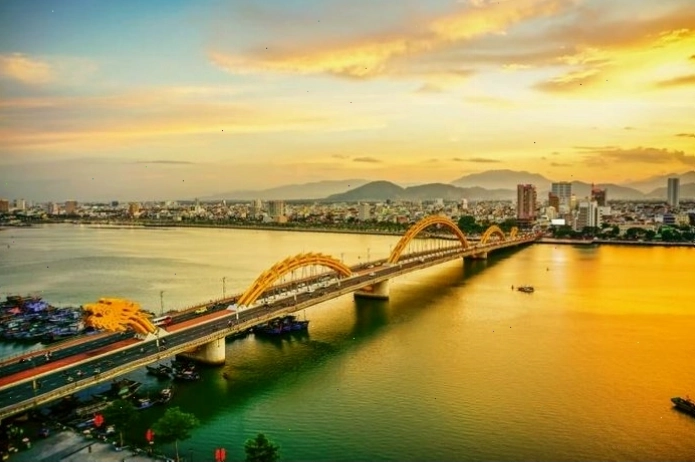 Cảnh dòng sông với những cánh đồng ngô xanh mướt