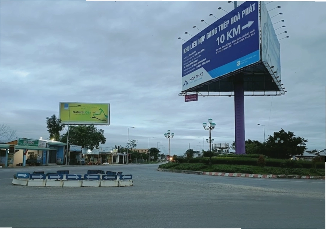Cảnh giao thông nhộn nhịp tại một ngã ba đường