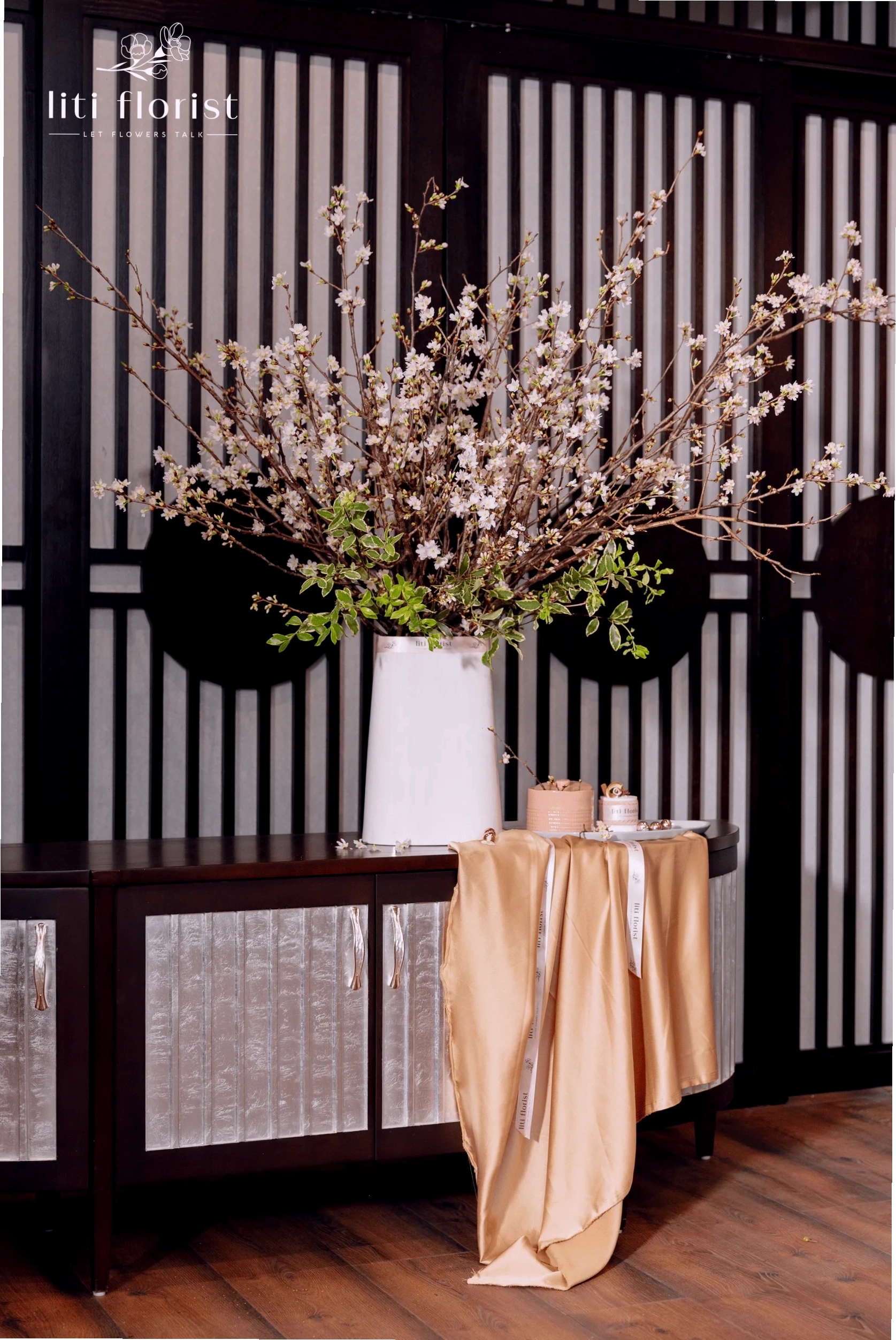 Cành hoa anh đào sakura đang chuyển màu từ hồng đậm sang hồng nhạt