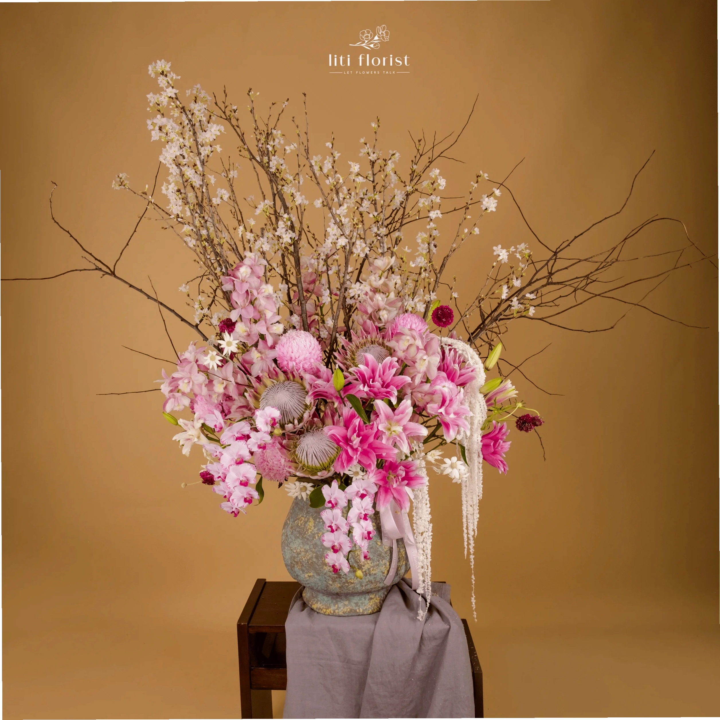 Cành hoa anh đào sakura được cắm trong bình trang trí nhà cửa